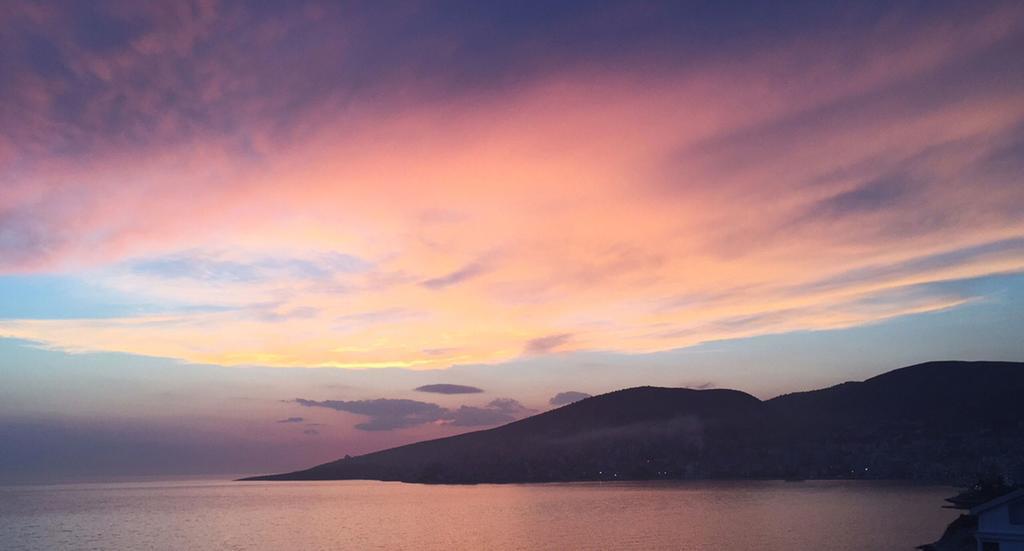 White Residence Luxury Apartments Sarande Bagian luar foto