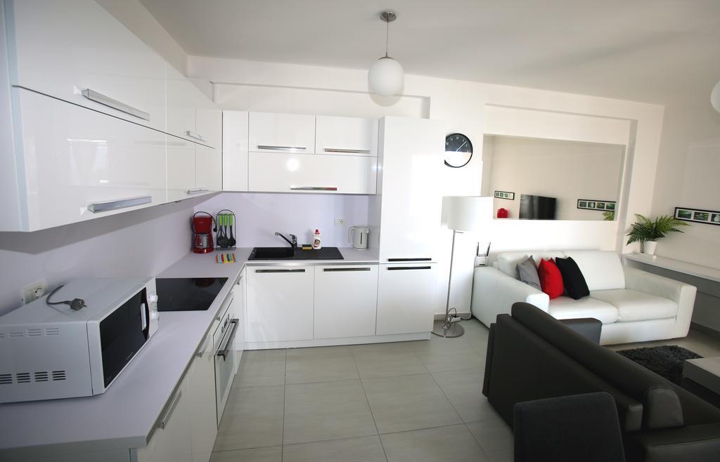 White Residence Luxury Apartments Sarande Bagian luar foto