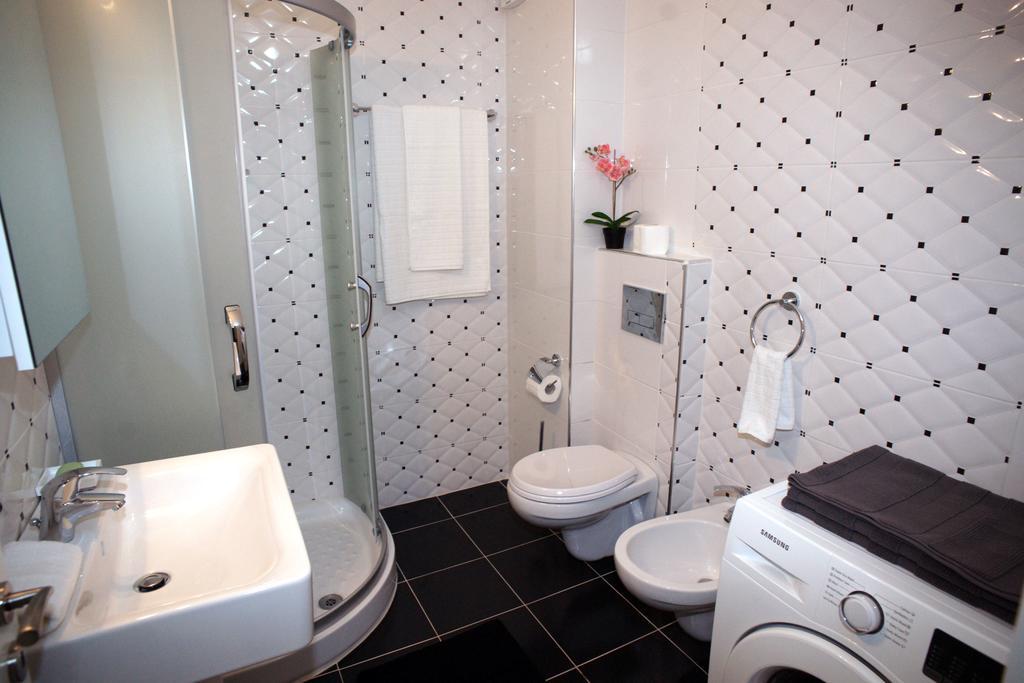 White Residence Luxury Apartments Sarande Bagian luar foto