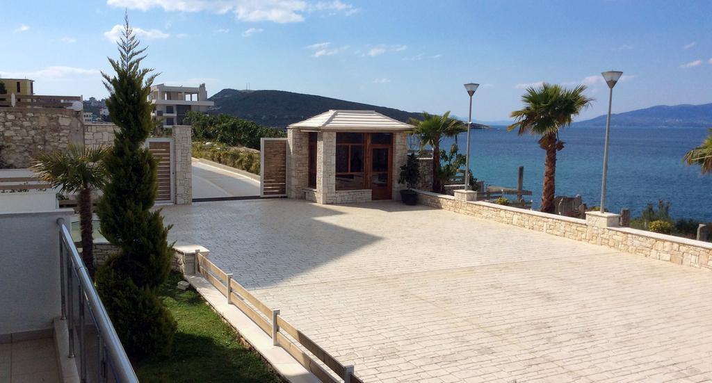White Residence Luxury Apartments Sarande Bagian luar foto